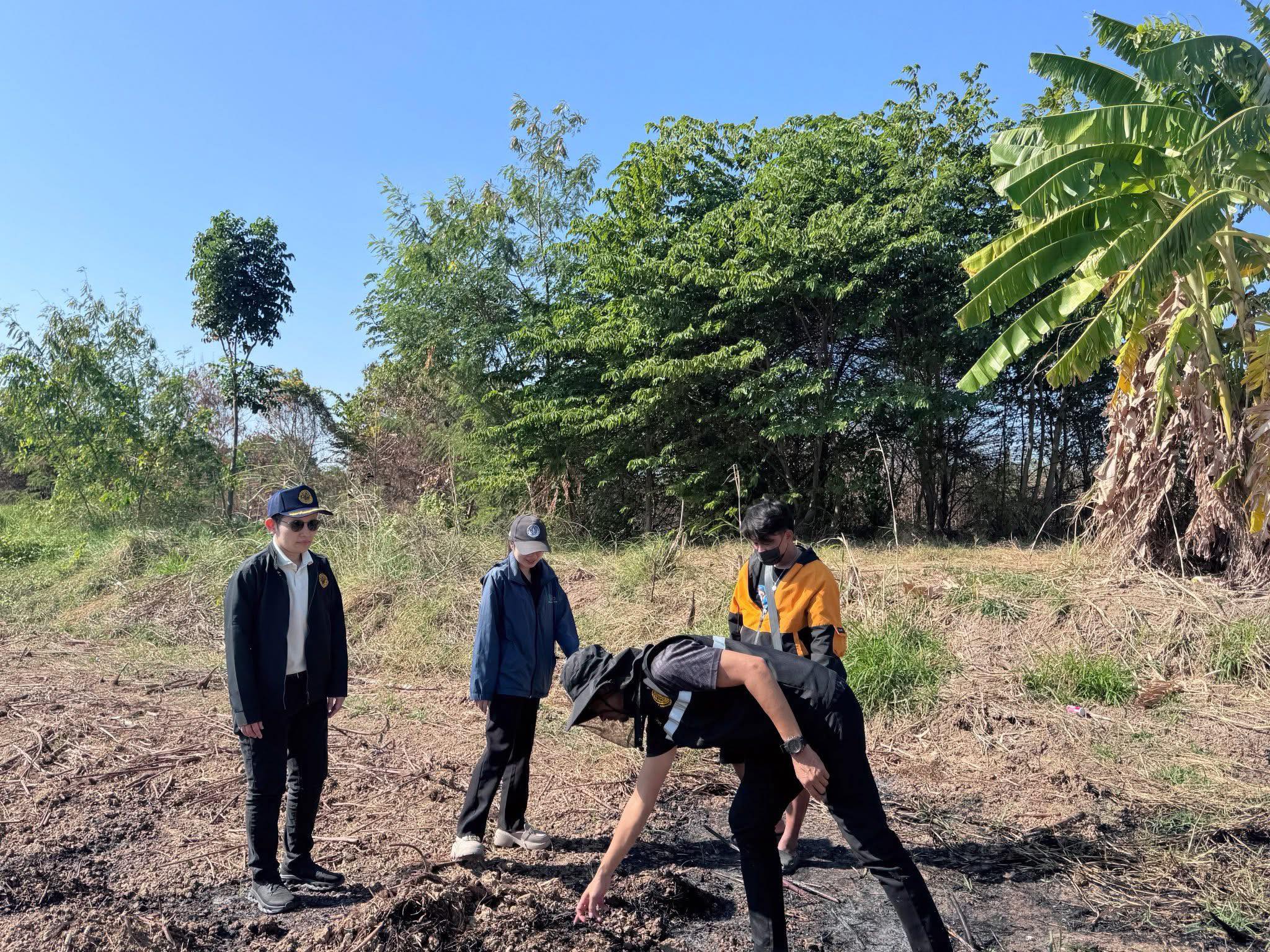 title - ส.ป.ก.อ่างทอง ลงพื้นที่ตรวจสอบการเผาไหม้แปลงเกษตรกรรมในพื้นที่เขตปฏิรูปที่ดินจังหวัดอ่างทอง 